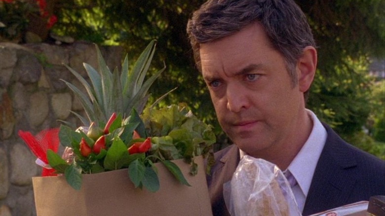 Timothy Omundson as Lassiter holding grocery bag on Psych