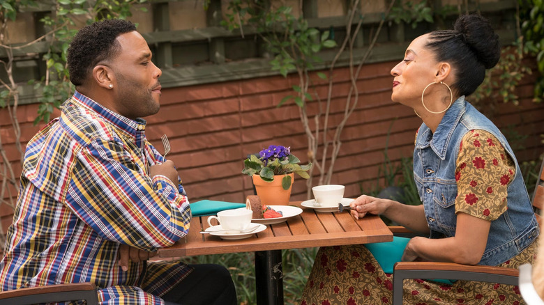 Dre (Anthony Anderson) and Bow (Tracee Ellis Ross) enjoy coffee together in Black-ish