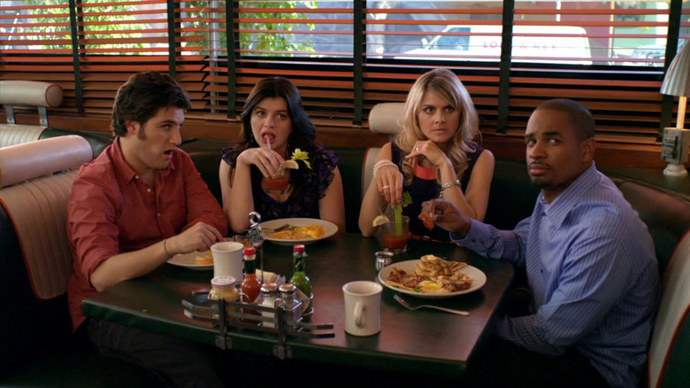 Cast of Happy Endings at a diner