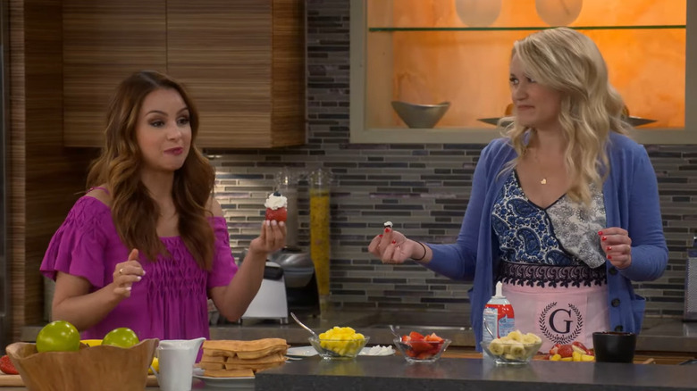 Gabi (Emily Osment) and Sofia (Aimee Carrero) cooking on Young & Hungry