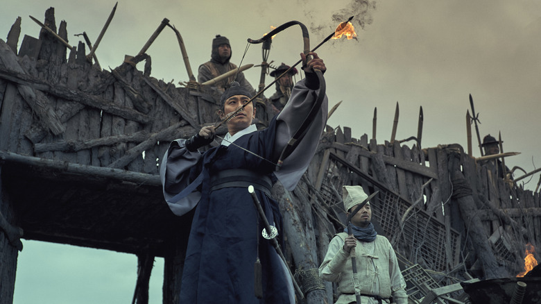 Prince Yi Chang (Ju Ji-hoon) aiming flaming arrow in Kingdom