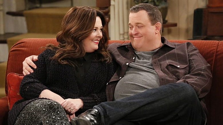 Mike (Billy Gardel) holds Molly (Melissa McCarthy) on a couch in Mike & Molly