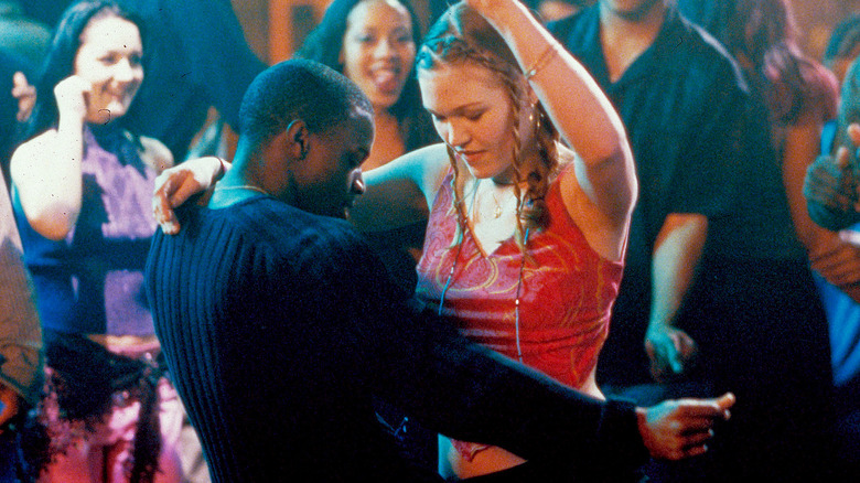 Sean Patrick Thomas and Julia Stiles dance in club