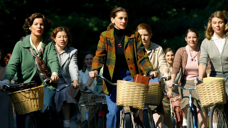 Cast of Mona Lisa Smile riding bikes