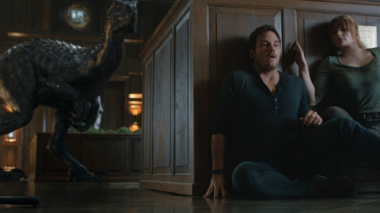 Jurassic World: Fallen Kingdom Chris Pratt and Bryce Dallas Howard hide from dinosaur