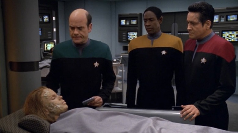 The Doctor (Robert Picardo) checks a dying Torres (Roxann Dawson) in Star Trek: Voyager