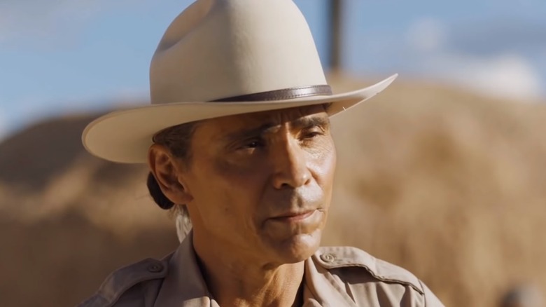 Zahn McClarnon hat serious