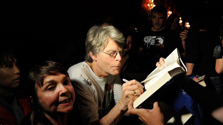 Stephen King signs books at a Rock Bottom Remainders show in Los Angeles