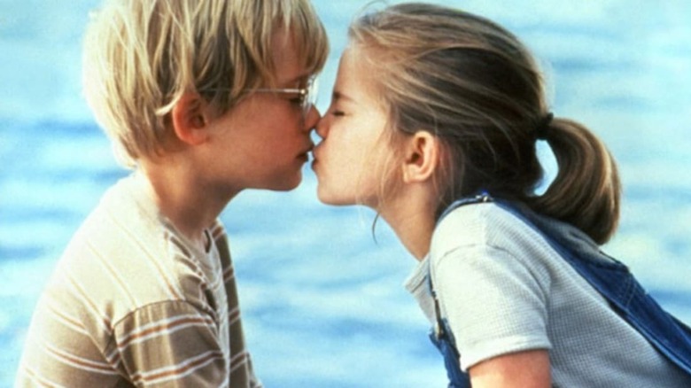 Macauley Culkin and Anna Chlumsky kiss in "My Girl"