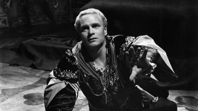 Hamlet (Laurence Olivier) looks up with his hand out in Hamlet (1948)