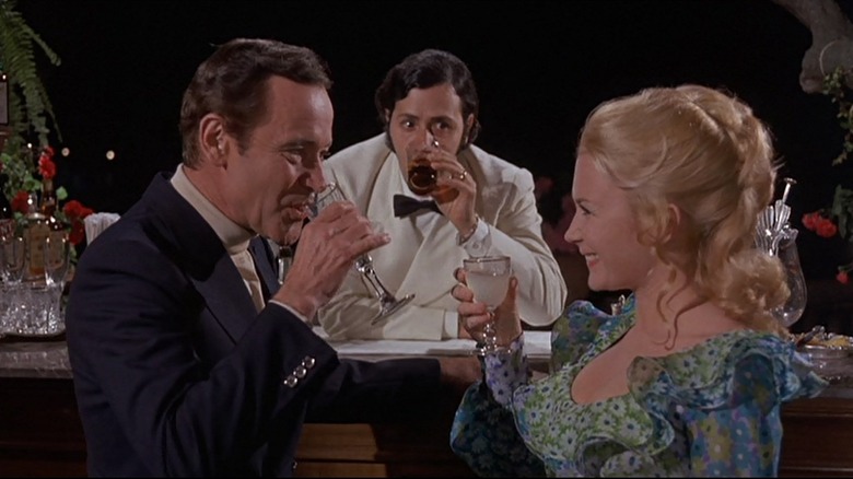 Jack Lemmon and Juliet Mills drink