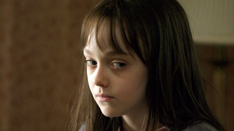 Dakota Fanning as Emily in her room shifting her eyes in Hide and Seek