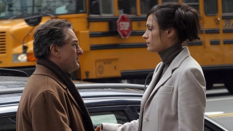 Robert De Niro's Davild talking to Famke Janssen's Katherine on the street in Hide and Seek