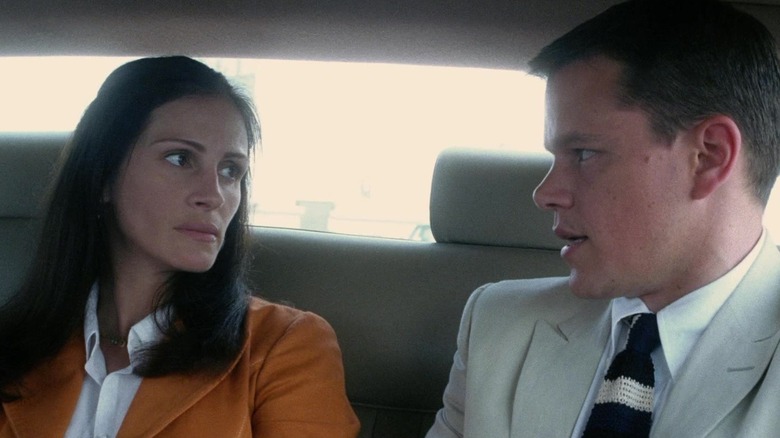 Julia Roberts as Tess and Matt Damon as Linus riding in a car in Ocean's Twelve