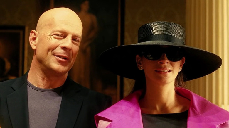 Julia Roberts as Tess and Bruce Willis as himself posing together in Ocean's Twelve