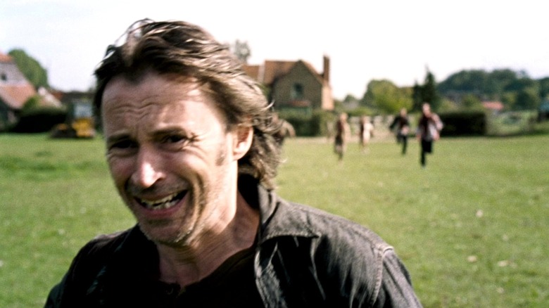 Robert Carlyle runs from the infected in 28 Weeks Later