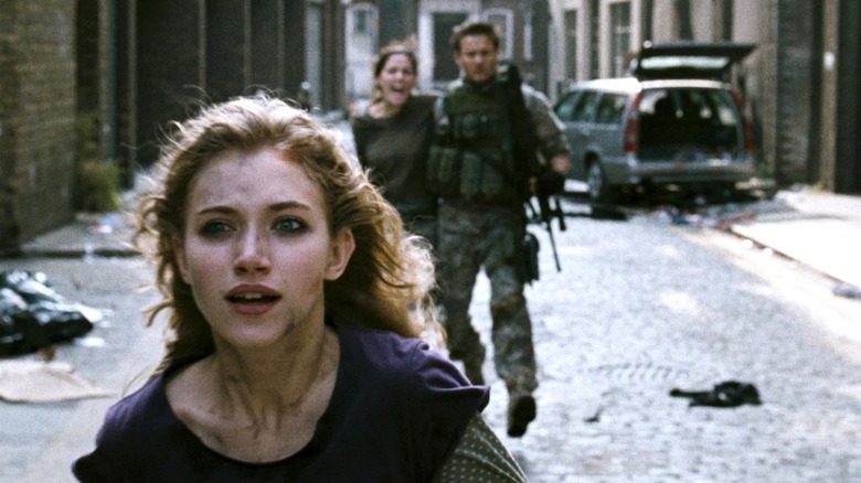 Imogen Poots, Rose Byrne, and Jeremy Renner running in 28 Weeks Later