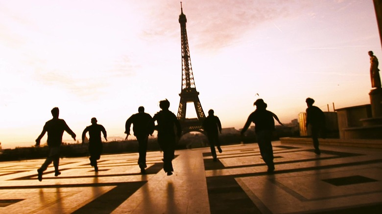 Infected running towards Eiffel Tower in 28 Weeks Later