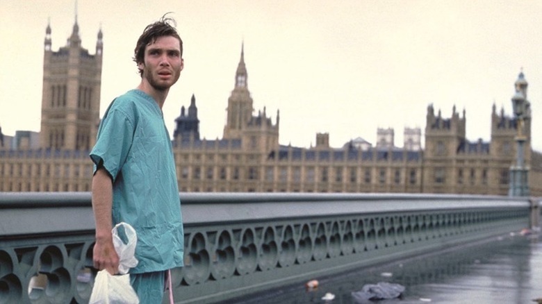 Cillian Murphy como Jim parado en un puente abandonado en Londres en la película. 