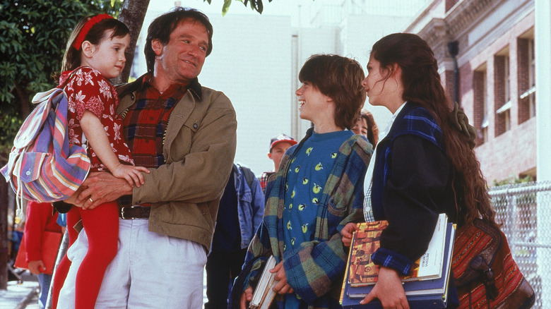 Mara Wilson, Robin Williams, Matthew Lawrence, and Lisa Jakub in Mrs Doubtfire