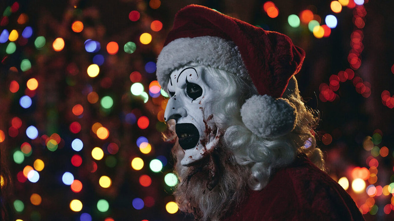 David Howard Thornton as Art the Clown dressed up as Santa with blood on his face in Terrifier 3