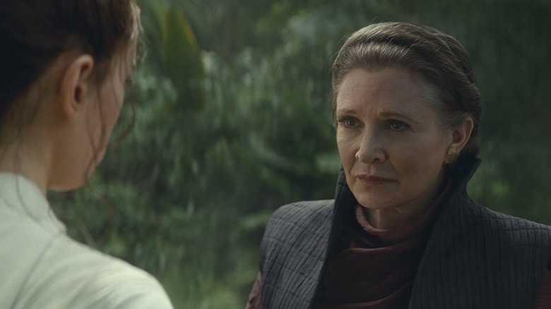 Carrie Fisher's Leia talking to Daisy Ridley's Rey after her training in Star Wars: The Rise of Skywalker