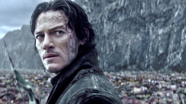 dracula untold luke evans stands on battlefield