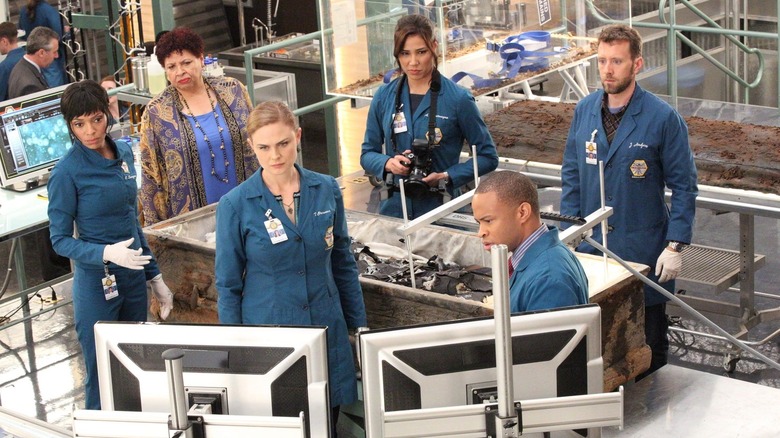 Jeffersonian team looking at computers Bones