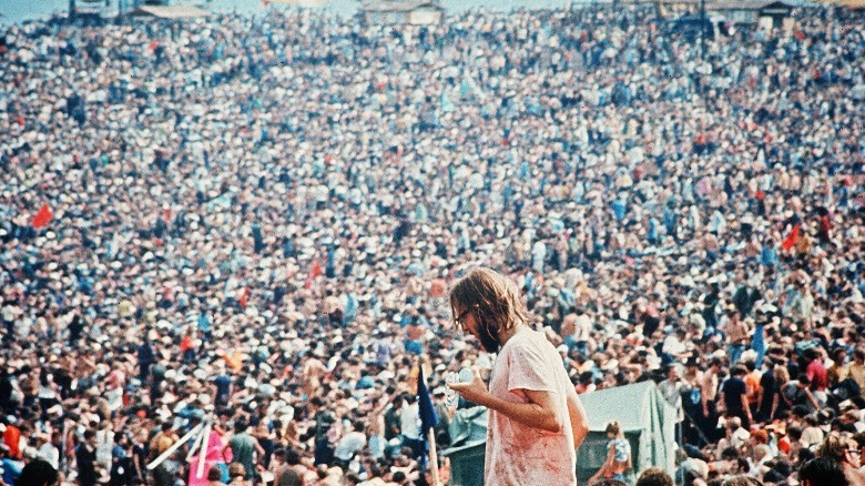 massive crowd waiting woodstock