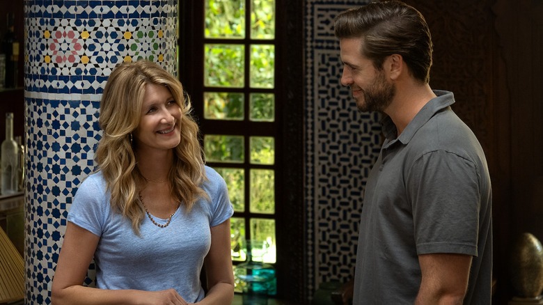 Laura Dern e Liam Hemsworth se olham no Lonely Planet