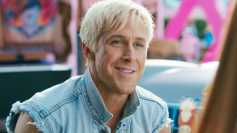 Ryan Gosling sonríe tontamente mientras interpreta al Ken de Barbie