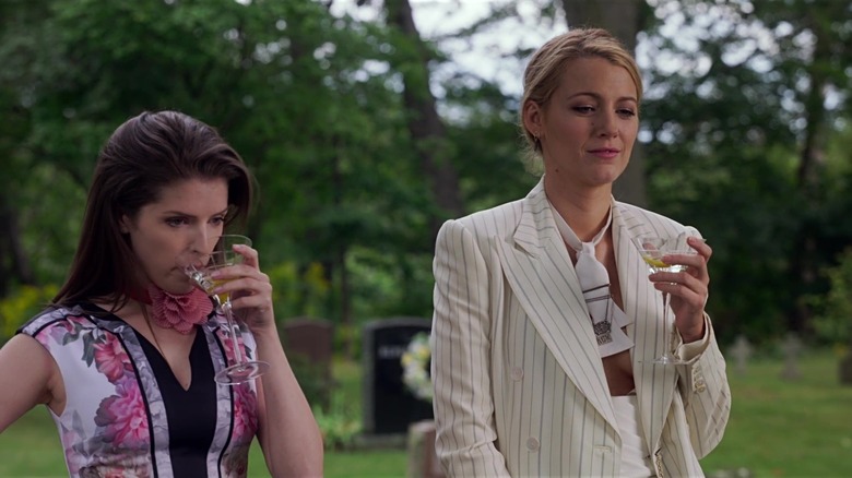 A Simple Favor, Anna Kendrick e Blake Lively bebendo martinis