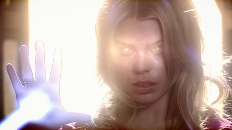 Rose Tyler atirando em um feixe de energia de sua mão em Doctor Who