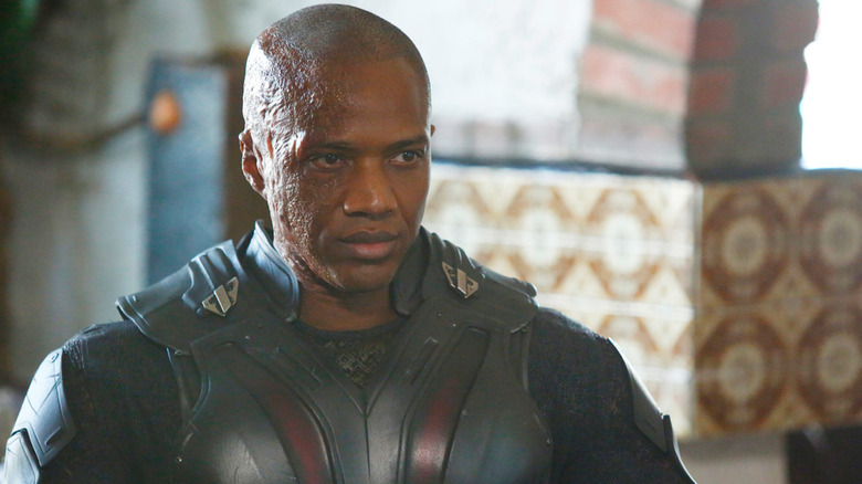 Deathlok berdiri diam di agen perisai