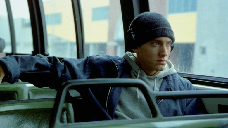 Eminem como coelho, no ônibus parecendo indiferente, uma cena de 8 milhas