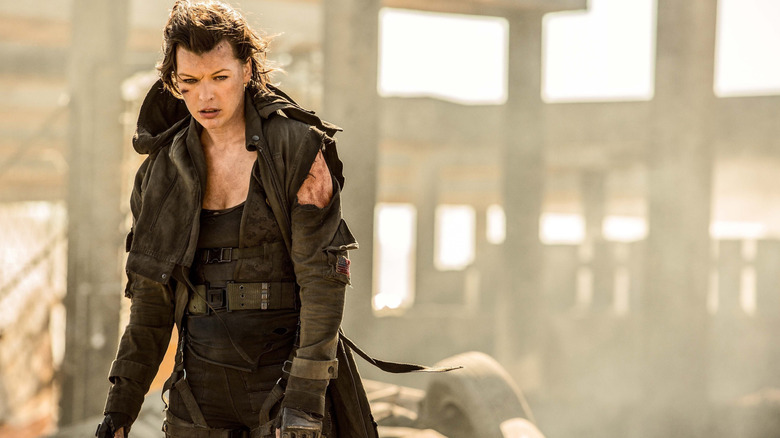 Milla Jovovich As Alice berdiri di tengah -tengah gurun di Resident Evil: The Final Chapter