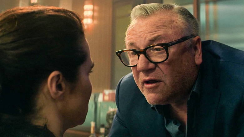 Rachel Weisz e Ray Winstone em Viúva Negra