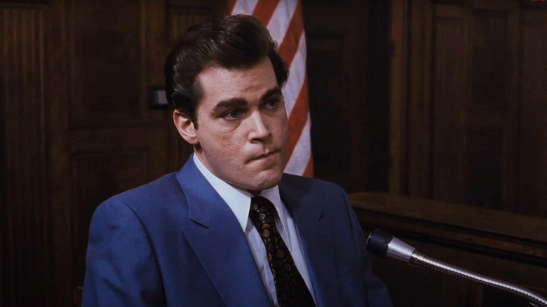 Goodfellas의 증인석에 앉아 있는 Henry Hill 역의 Ray Liotta