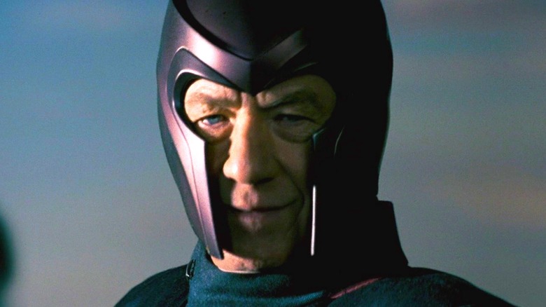 Ian McKellen sebagai magneto dengan helmnya di di X-Men: The Last Stand