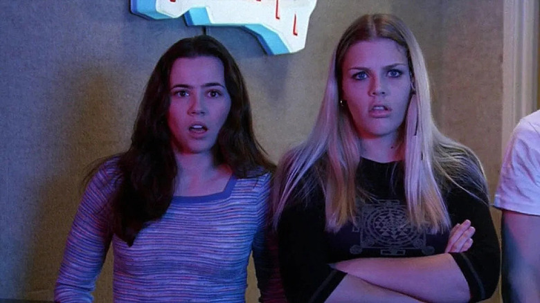 Linda Cardellini and Busy Phillips in Freaks and Geeks