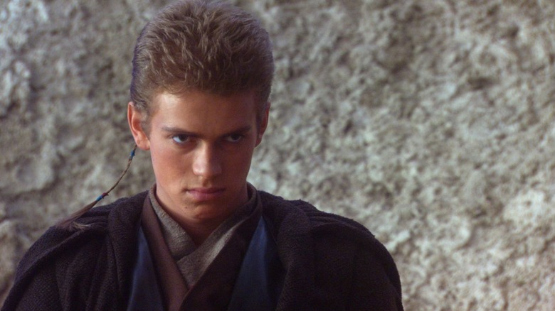 Hayden Christensen sebagai Anakin Skywalker dengan ekspresi tegas di wajahnya di Tatooine di Star Wars: Attack of the Clones