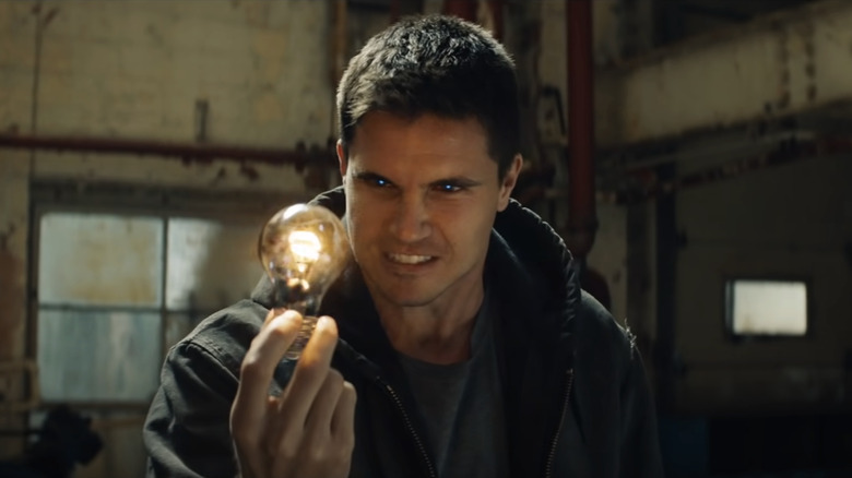 Robbie Amell Código 8