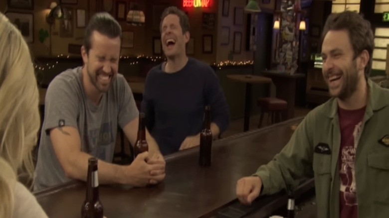 Rob McElhenney, Glenn Howerton e Charlie Day em um erro de gravação de It's Always Sunny in Philadelphia