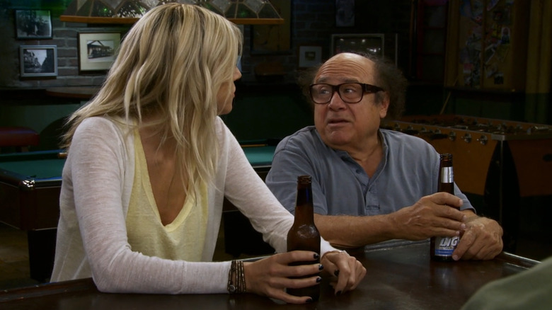 Kaitlin Olson e Danny DeVito em It's Always Sunny in Philadelphia