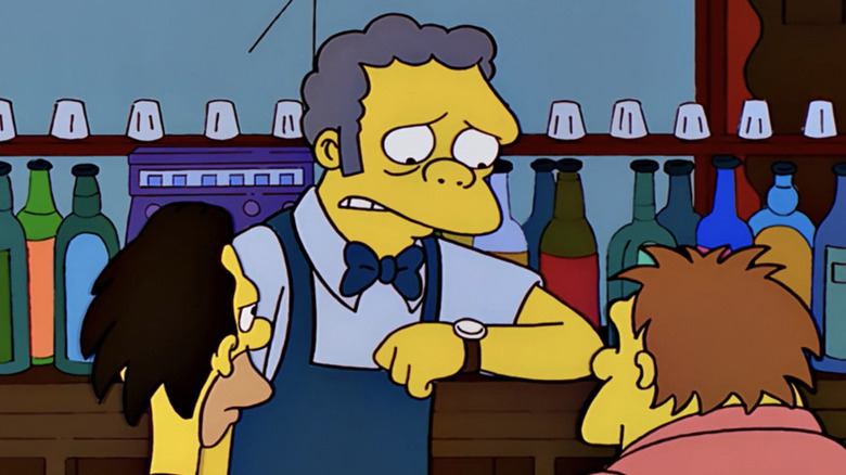 Moe bartender sees his watch while Lenny and Barney look at the Simpsons