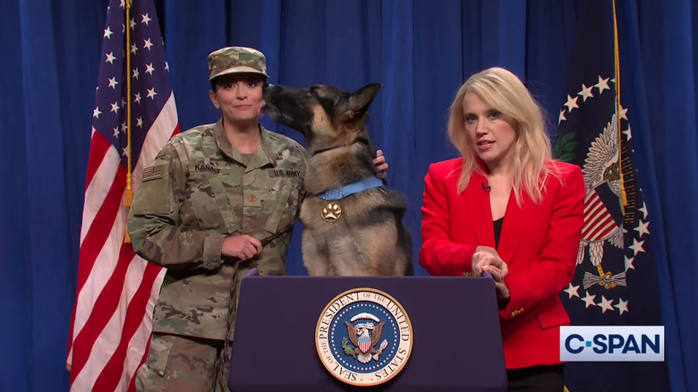 Cecily Strong, Kate McKinnon e um cachorro no Saturday Night Live