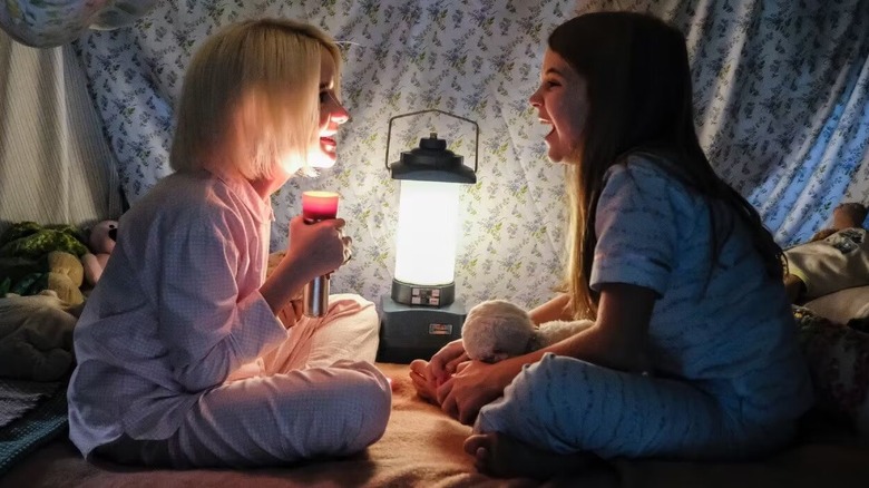 Paige e Missy tendo uma festa do pijama no Young Sheldon