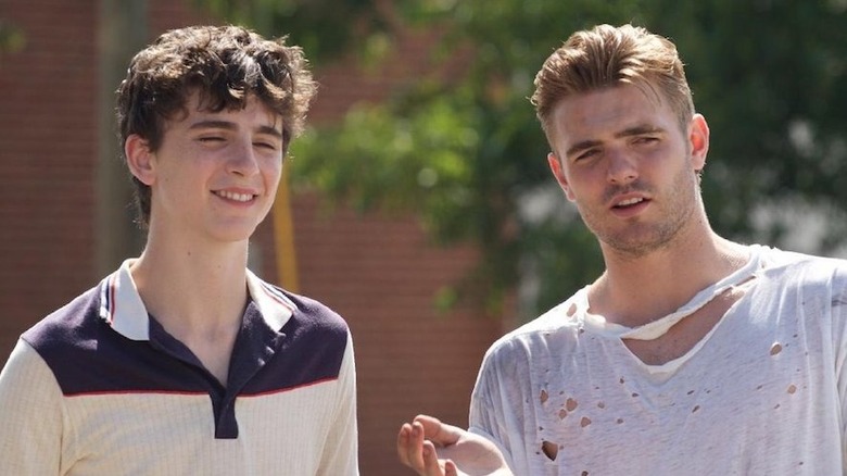 Timothee Chalamet e Alex Roe em Noites Quentes de Verão