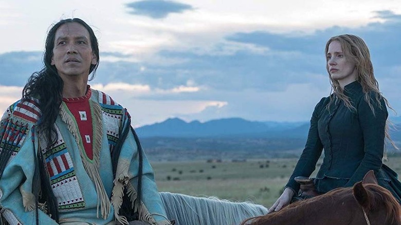 Michael Greyeyes e Jessica Chastain em Mulher anda à frente