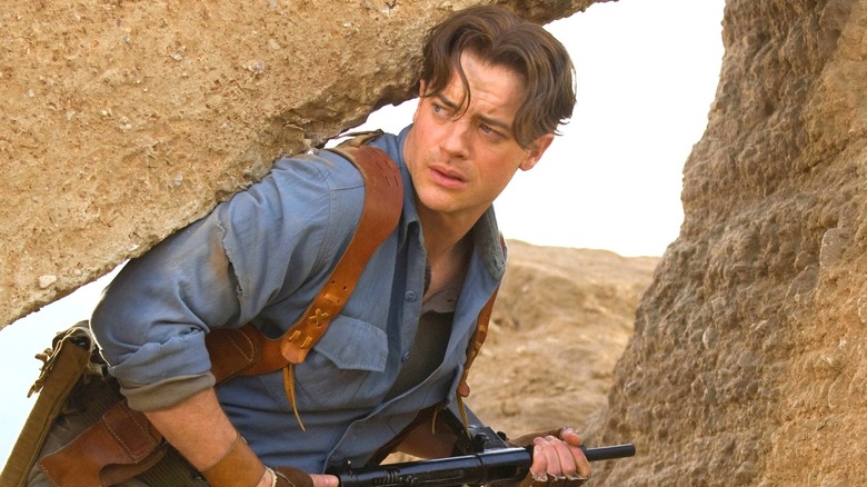 Rick O'Connell looking in the desert in The Mummy